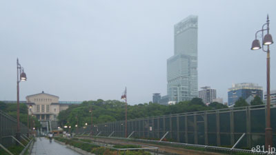大阪市立美術館の前から「あべのハルカス」を撮影