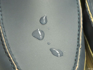 クロックスの「ラップ カラーライト ローファー メン」の表面に水滴を垂らしたところ