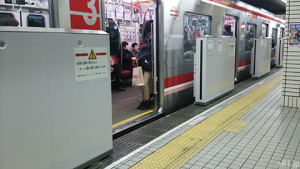 大阪市営地下鉄御堂筋線の可動式ホーム柵
