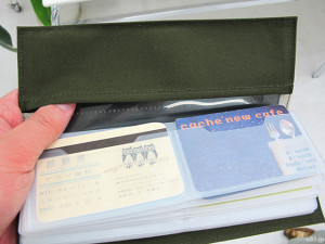 「フェリシモ」で販売中の「しゅっと細長 バッグのすき間に収納できるカードケースの会」